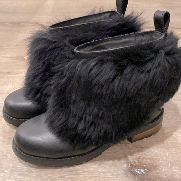 EUC [UGG] RARE Otelia Black Leather Round Toe Ankle Fur Booties Women’s Sz 6 - Picture 5 of 11